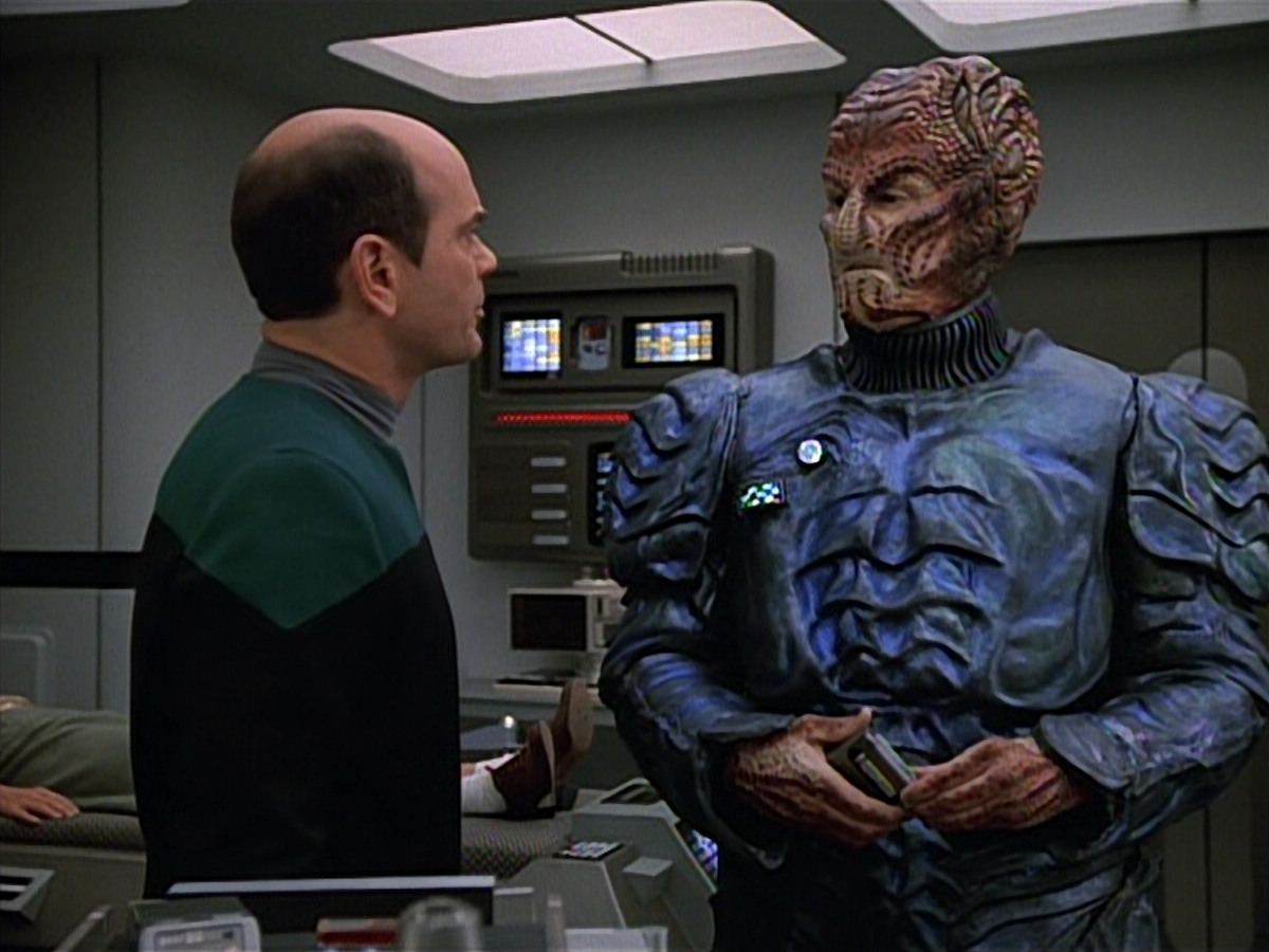 extant_StarTrekVOY_4x19-TheKillingGamePart2_01087.jpg