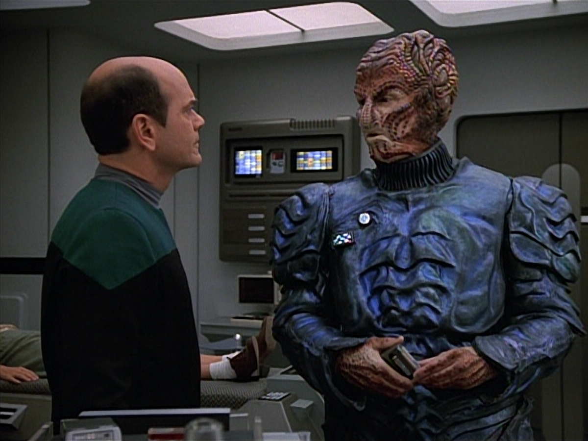extant_StarTrekVOY_4x19-TheKillingGamePart2_01092.jpg