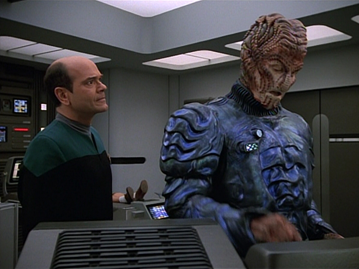 extant_StarTrekVOY_4x19-TheKillingGamePart2_01104.jpg