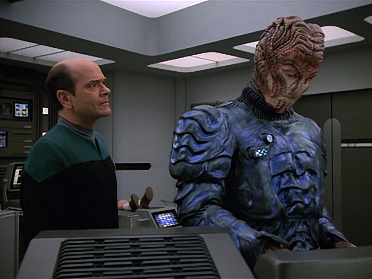 extant_StarTrekVOY_4x19-TheKillingGamePart2_01105.jpg