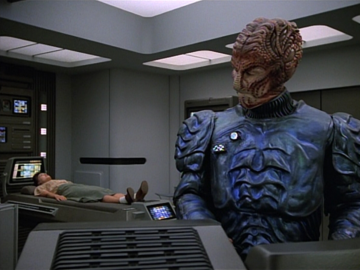 extant_StarTrekVOY_4x19-TheKillingGamePart2_01107.jpg