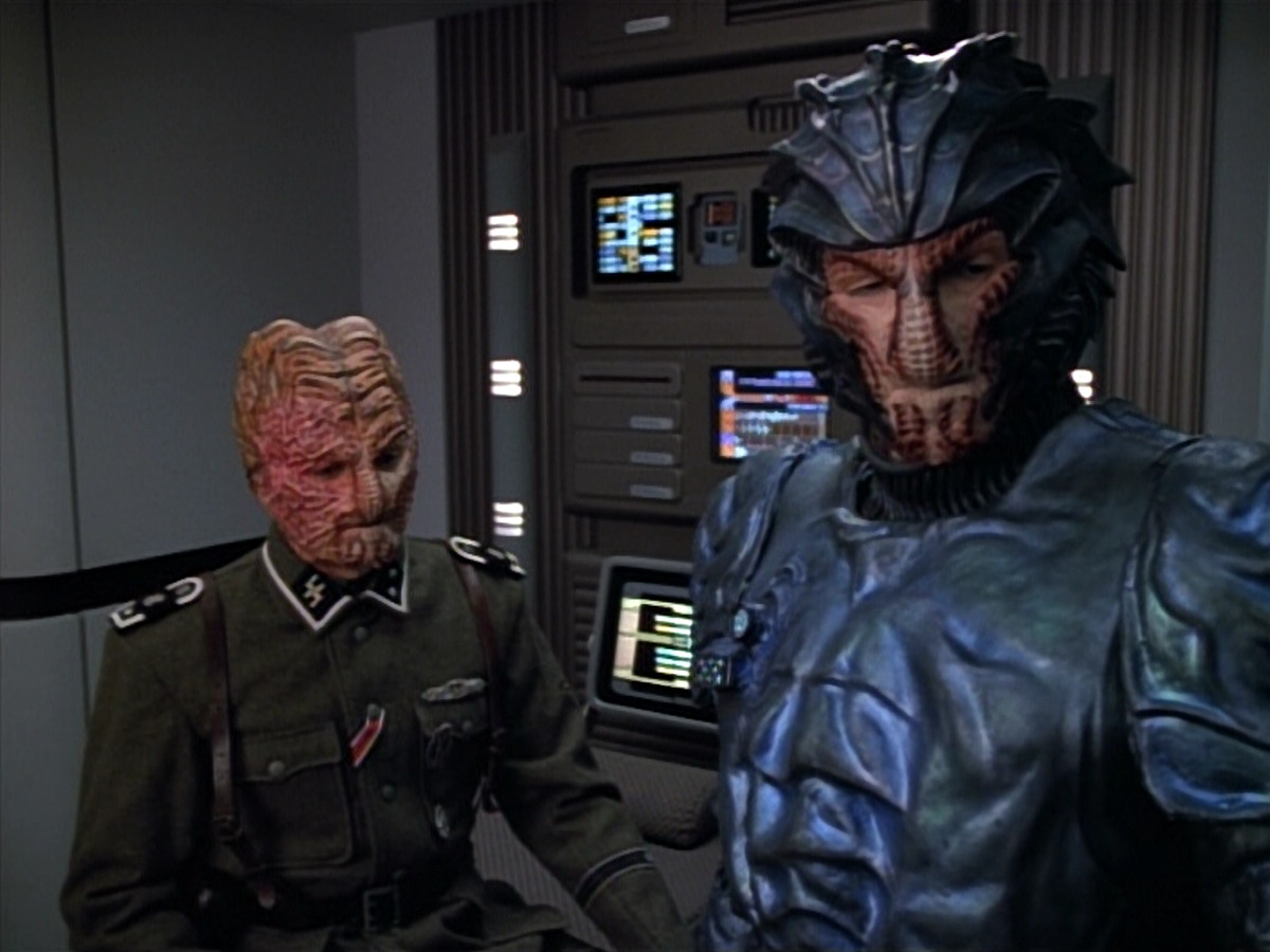 extant_StarTrekVOY_4x19-TheKillingGamePart2_01120.jpg
