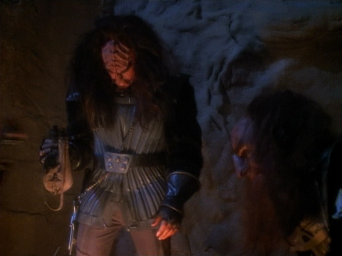 extant_StarTrekVOY_4x19-TheKillingGamePart2_01147.jpg