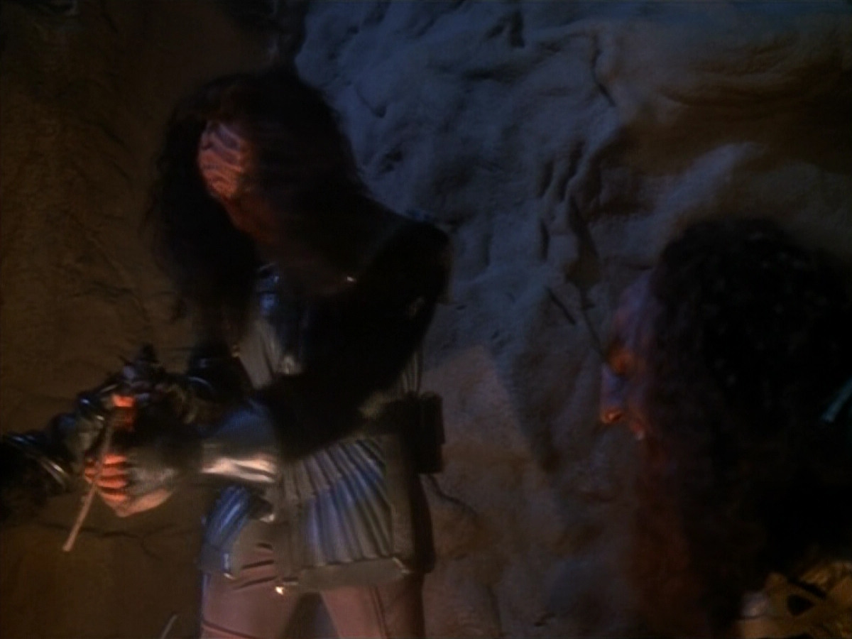 extant_StarTrekVOY_4x19-TheKillingGamePart2_01149.jpg