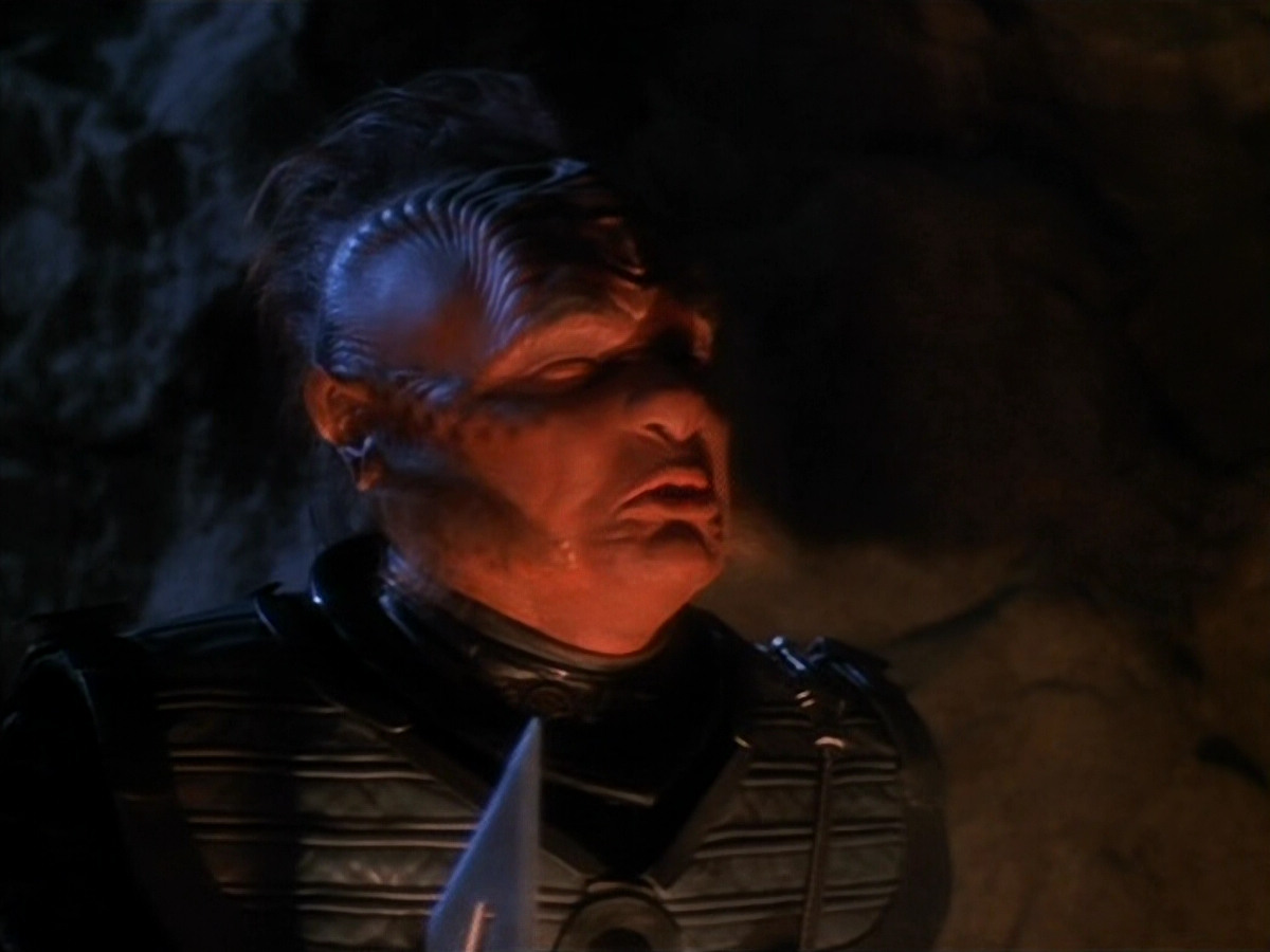 extant_StarTrekVOY_4x19-TheKillingGamePart2_01169.jpg