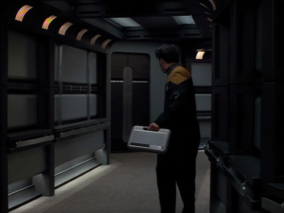 extant_StarTrekVOY_4x19-TheKillingGamePart2_01196.jpg