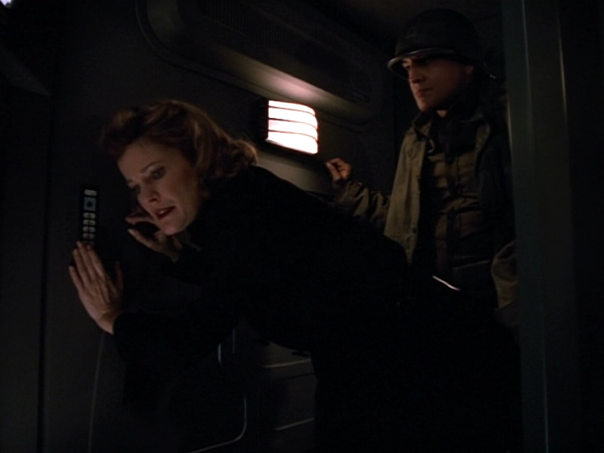 extant_StarTrekVOY_4x19-TheKillingGamePart2_01330.jpg