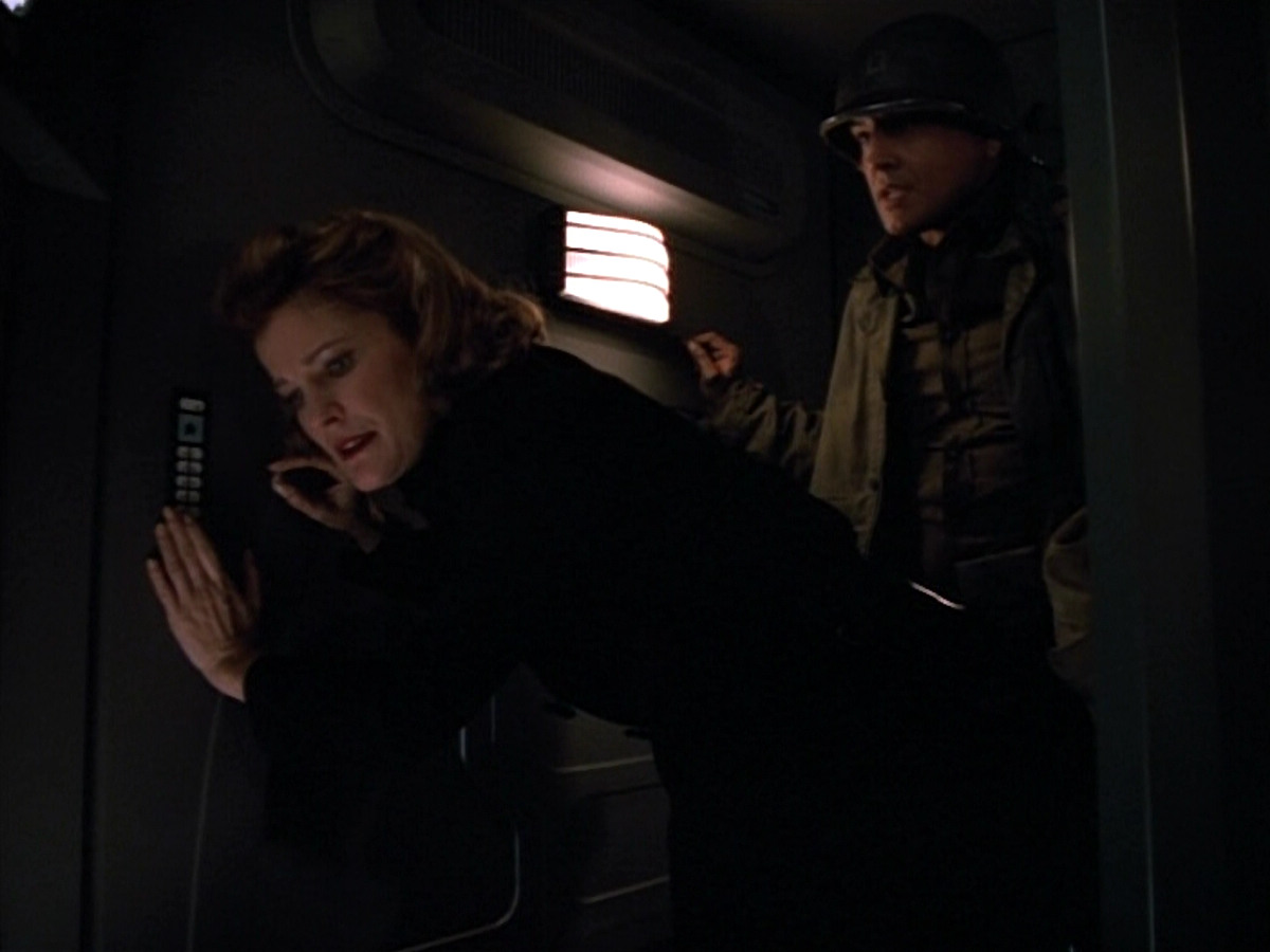 extant_StarTrekVOY_4x19-TheKillingGamePart2_01331.jpg