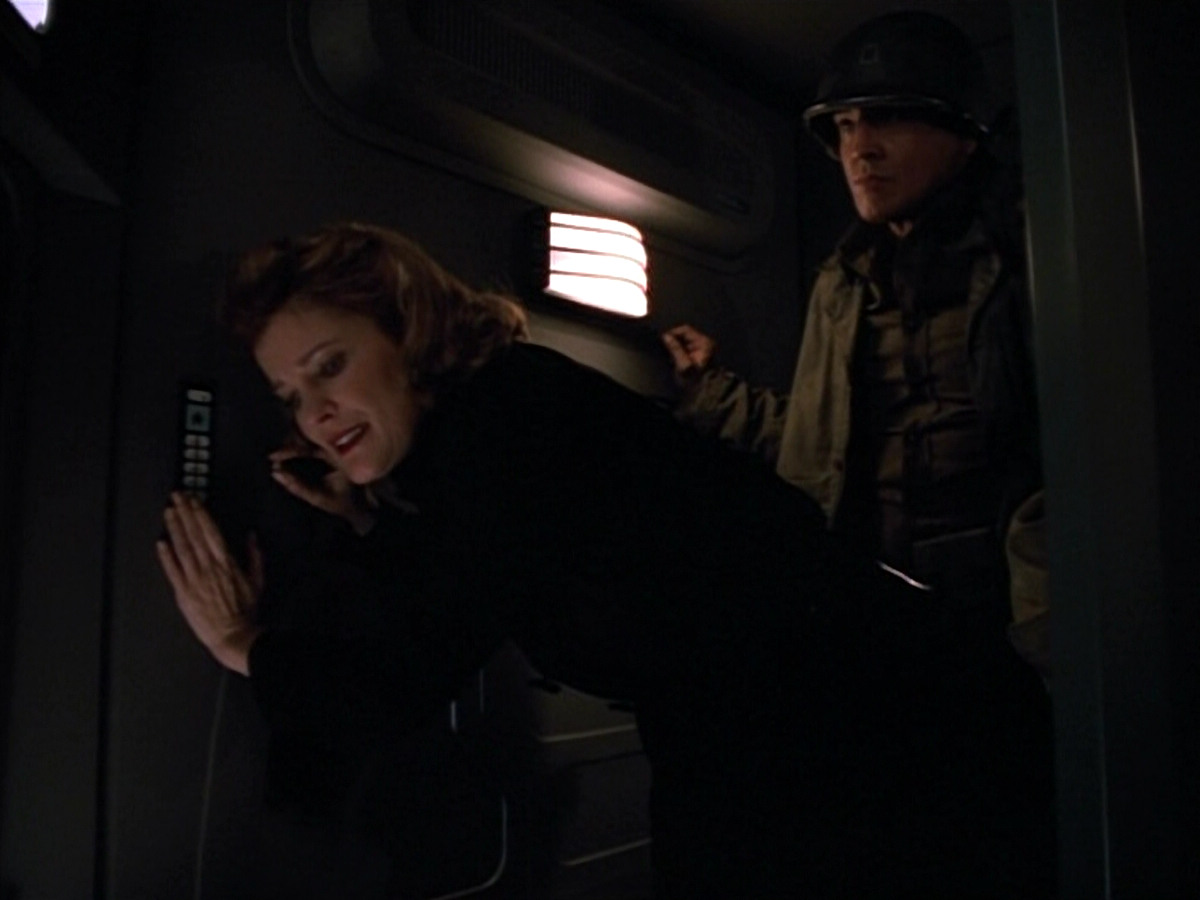 extant_StarTrekVOY_4x19-TheKillingGamePart2_01337.jpg