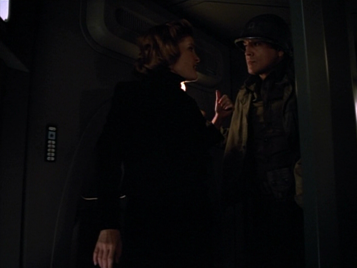 extant_StarTrekVOY_4x19-TheKillingGamePart2_01344.jpg