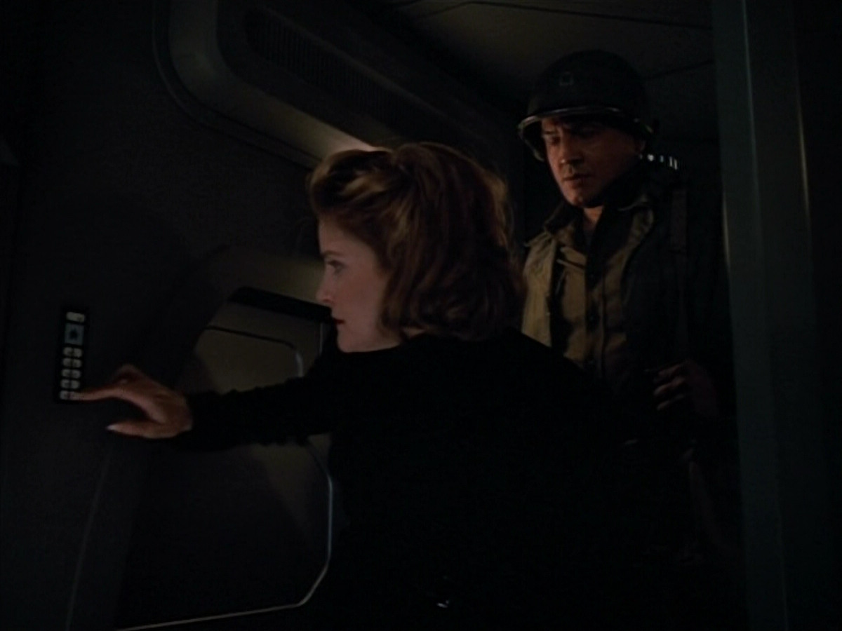 extant_StarTrekVOY_4x19-TheKillingGamePart2_01357.jpg