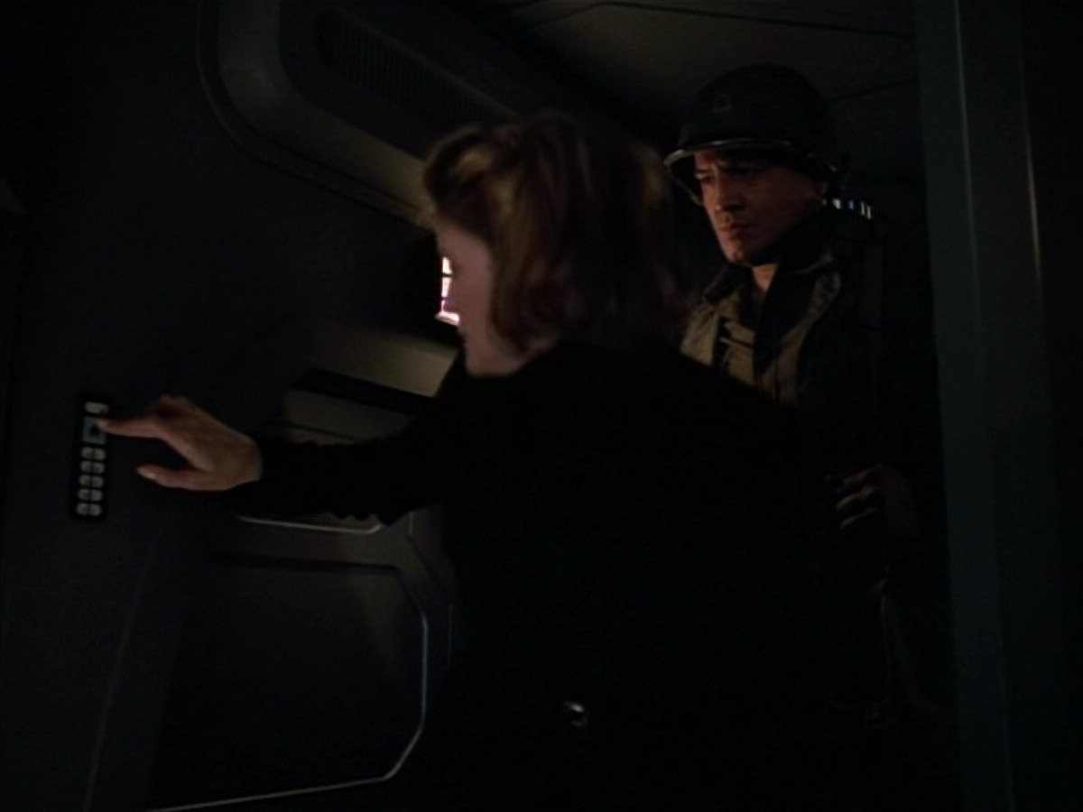extant_StarTrekVOY_4x19-TheKillingGamePart2_01358.jpg