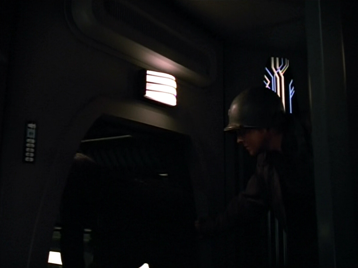 extant_StarTrekVOY_4x19-TheKillingGamePart2_01361.jpg