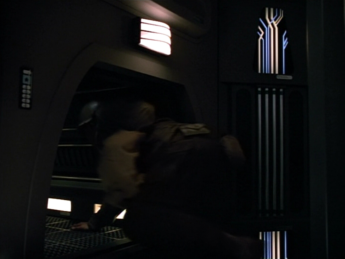 extant_StarTrekVOY_4x19-TheKillingGamePart2_01364.jpg