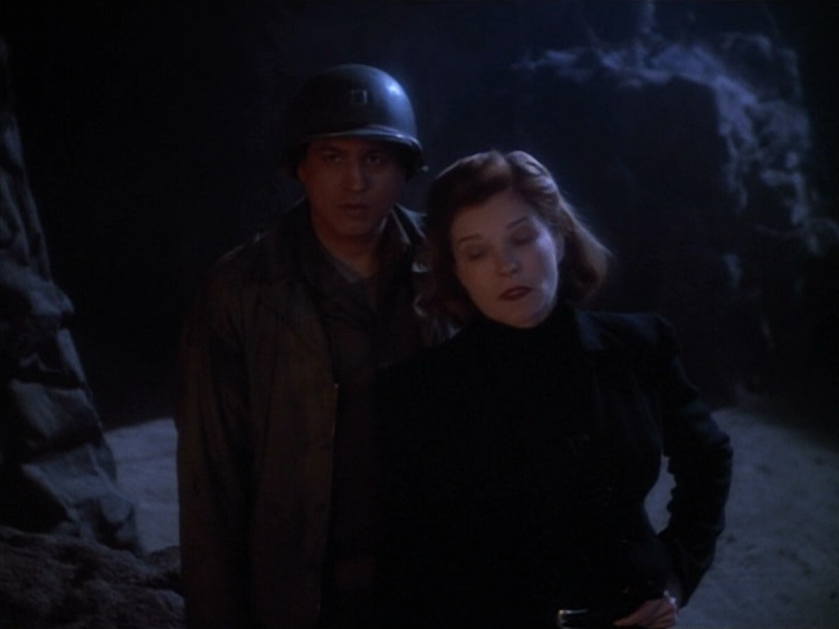 extant_StarTrekVOY_4x19-TheKillingGamePart2_01428.jpg