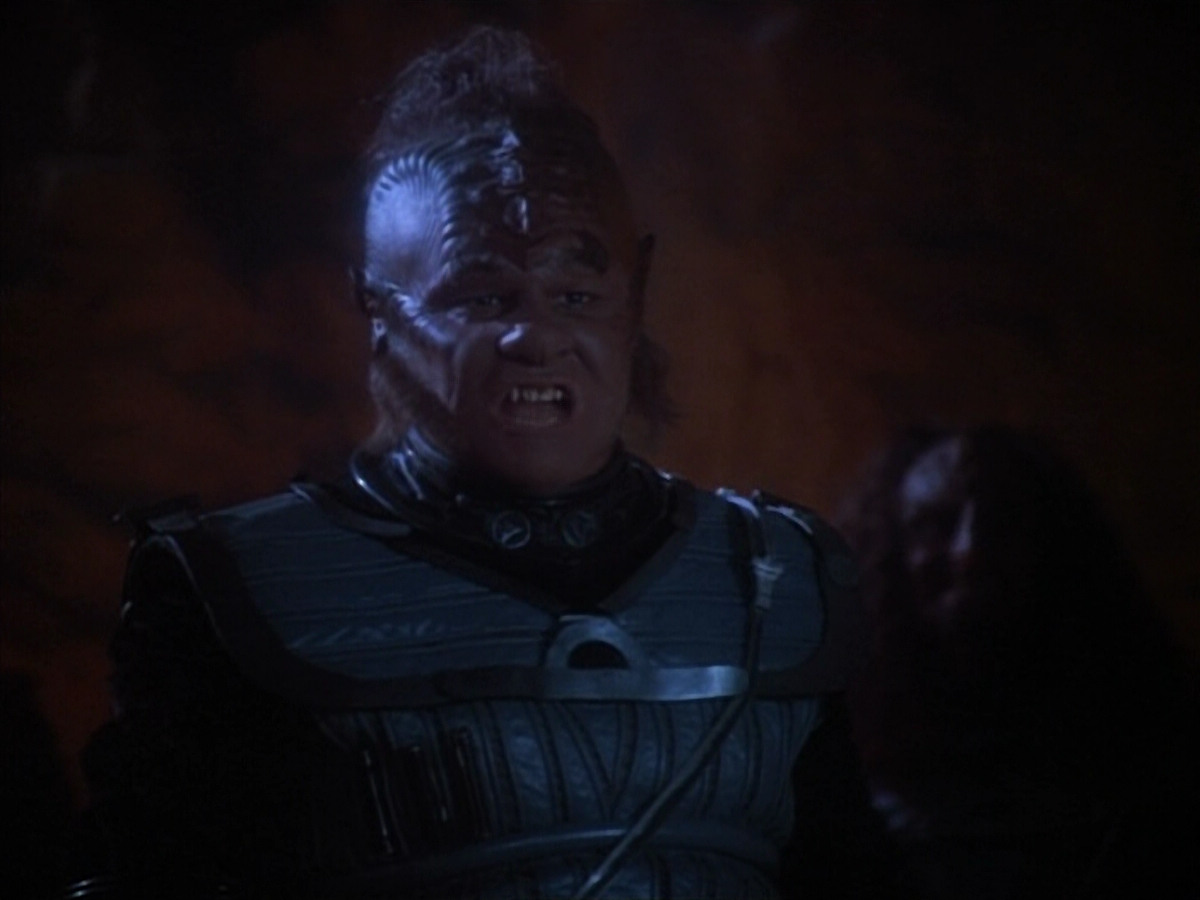 extant_StarTrekVOY_4x19-TheKillingGamePart2_01471.jpg