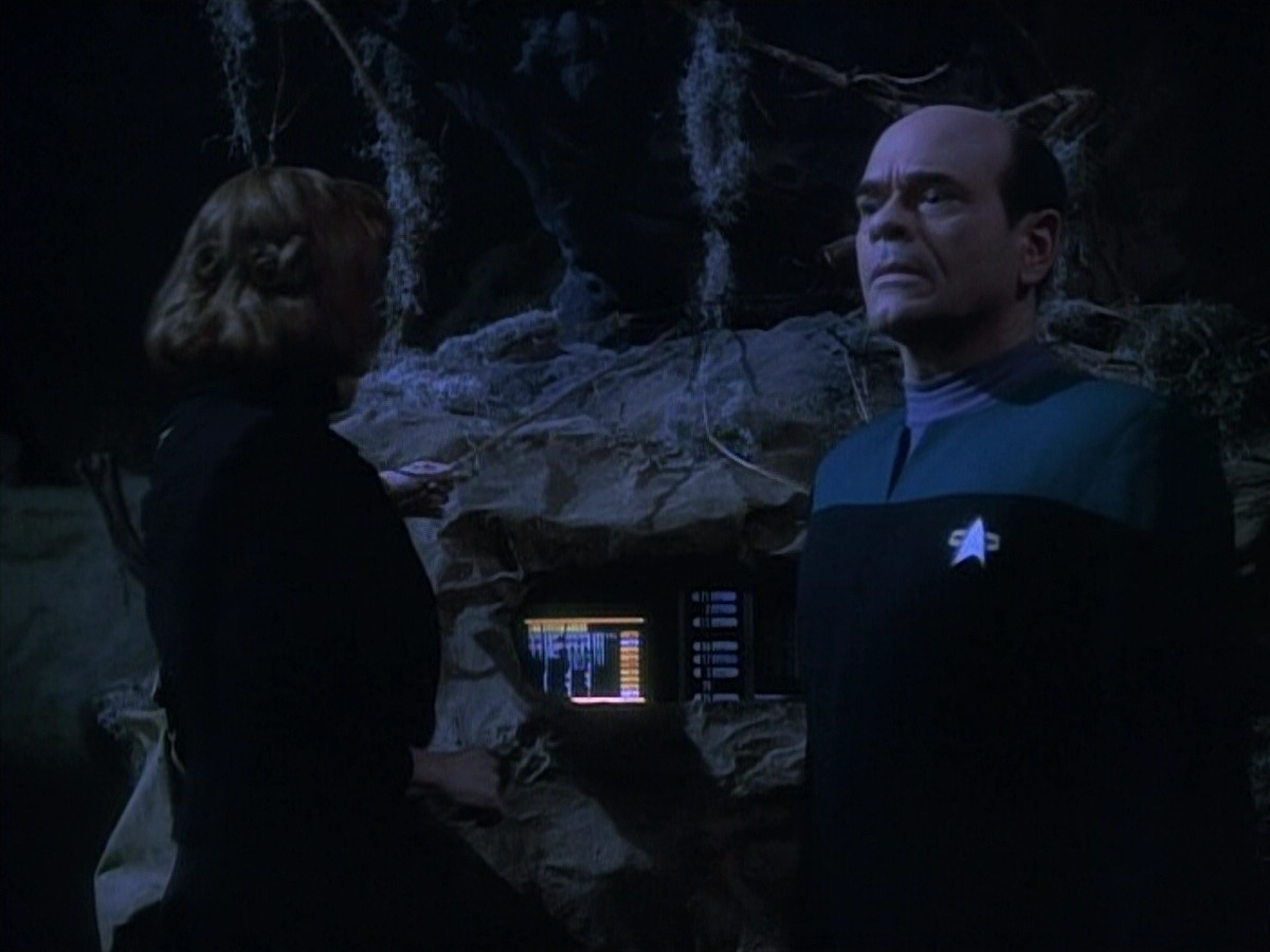 extant_StarTrekVOY_4x19-TheKillingGamePart2_01516.jpg