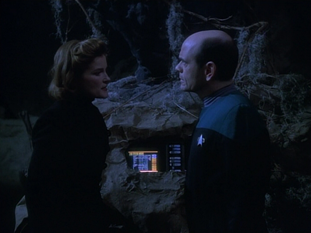 extant_StarTrekVOY_4x19-TheKillingGamePart2_01524.jpg
