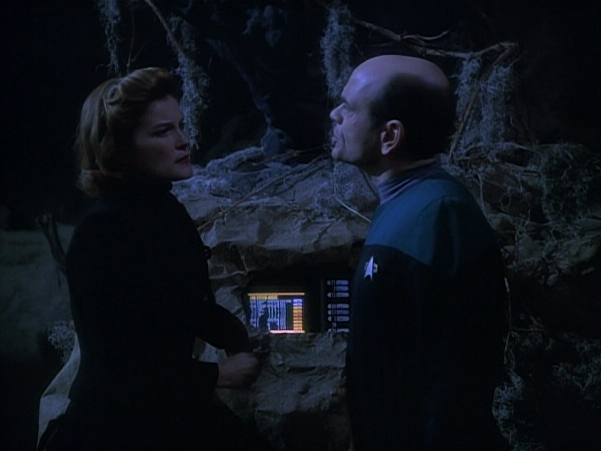 extant_StarTrekVOY_4x19-TheKillingGamePart2_01527.jpg
