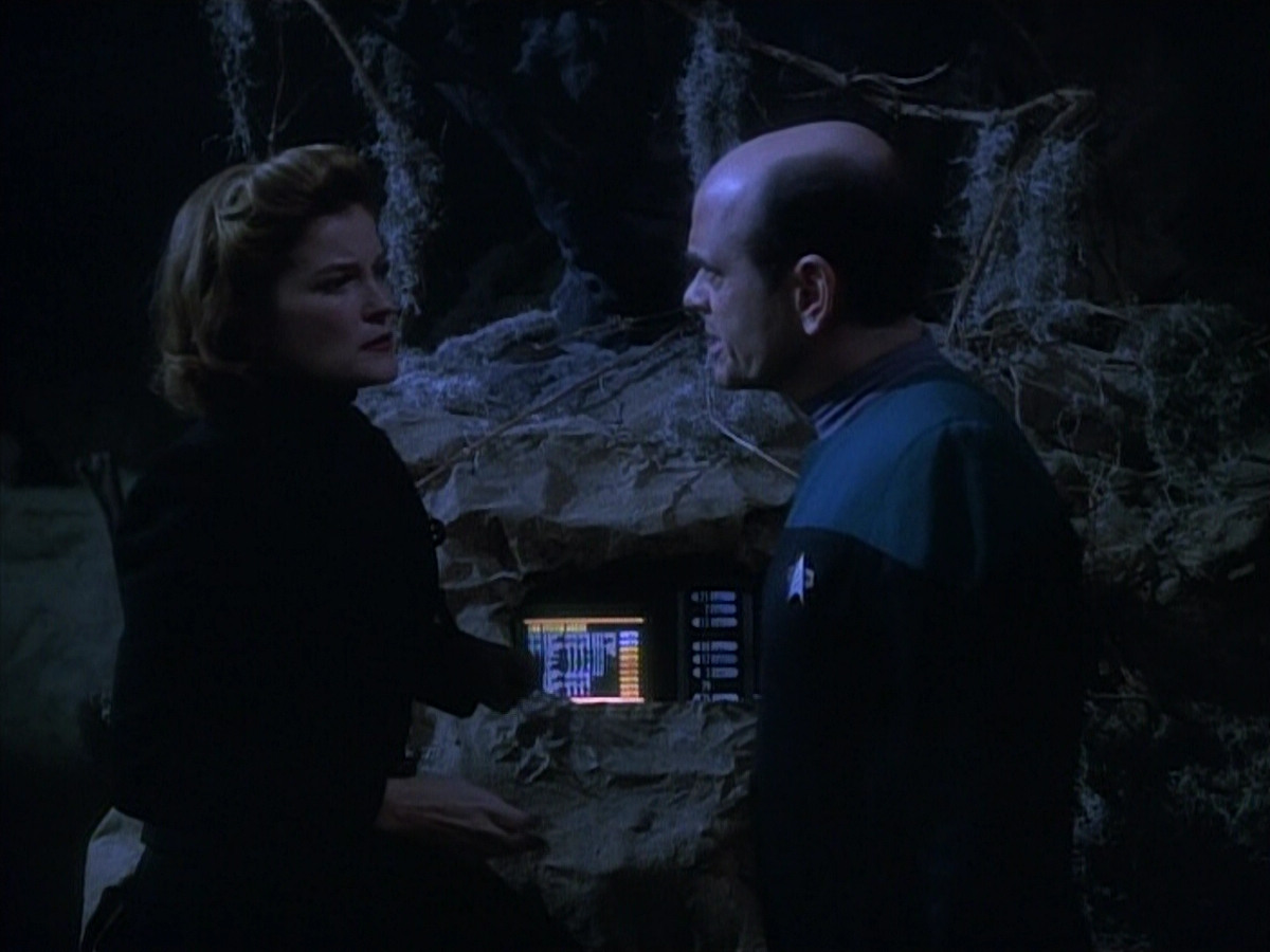 extant_StarTrekVOY_4x19-TheKillingGamePart2_01528.jpg
