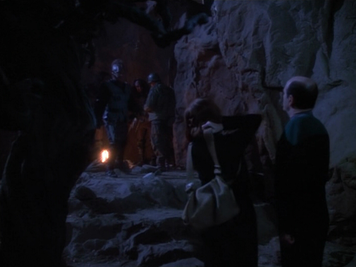 extant_StarTrekVOY_4x19-TheKillingGamePart2_01568.jpg