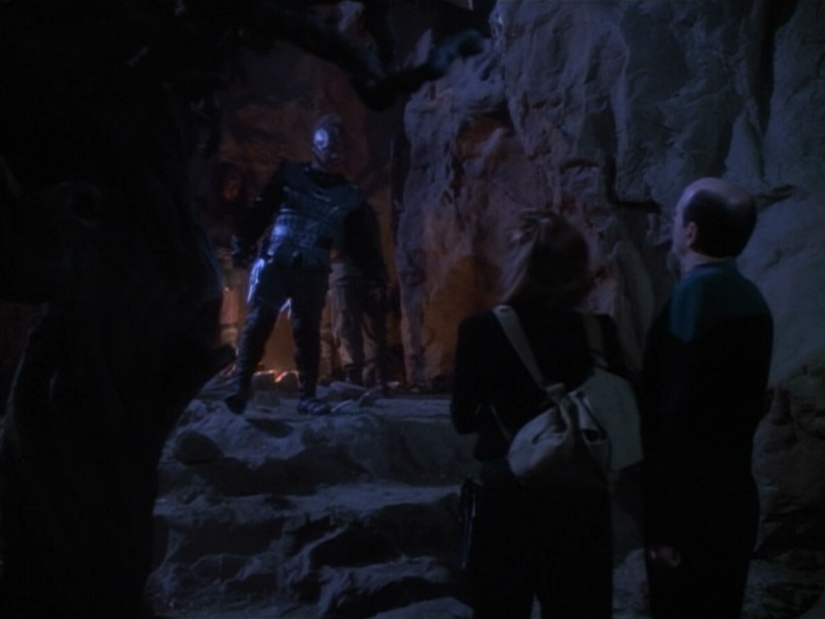 extant_StarTrekVOY_4x19-TheKillingGamePart2_01570.jpg