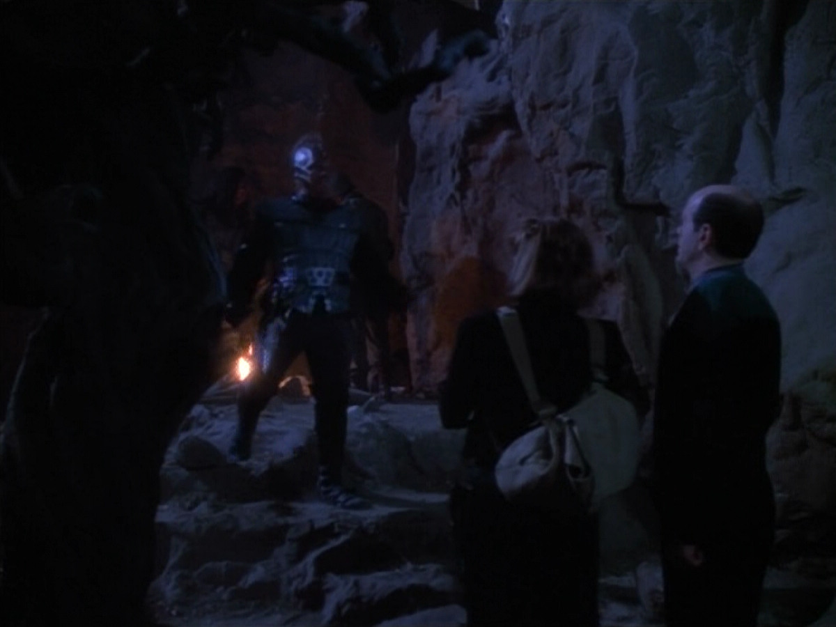 extant_StarTrekVOY_4x19-TheKillingGamePart2_01572.jpg