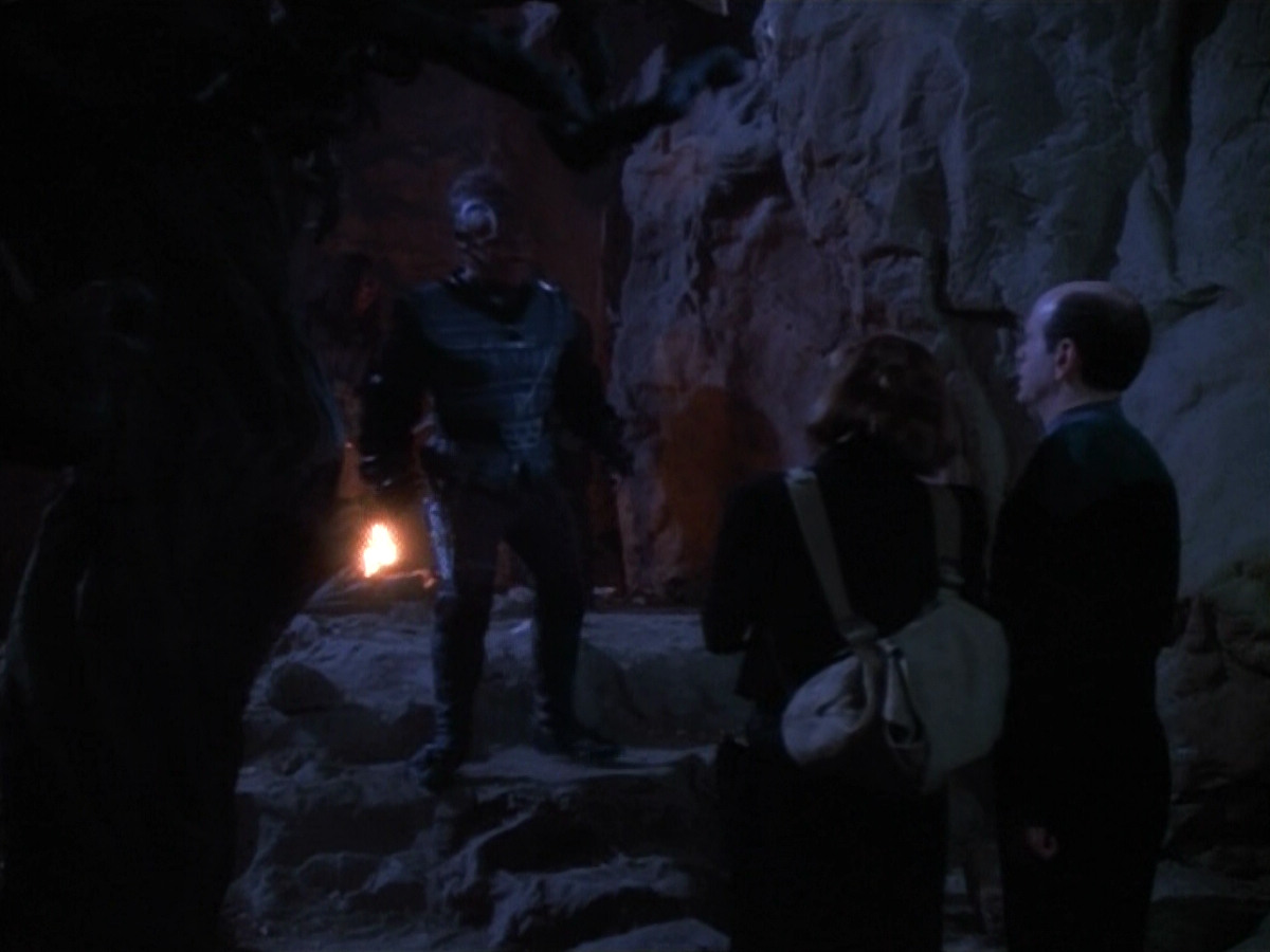 extant_StarTrekVOY_4x19-TheKillingGamePart2_01573.jpg
