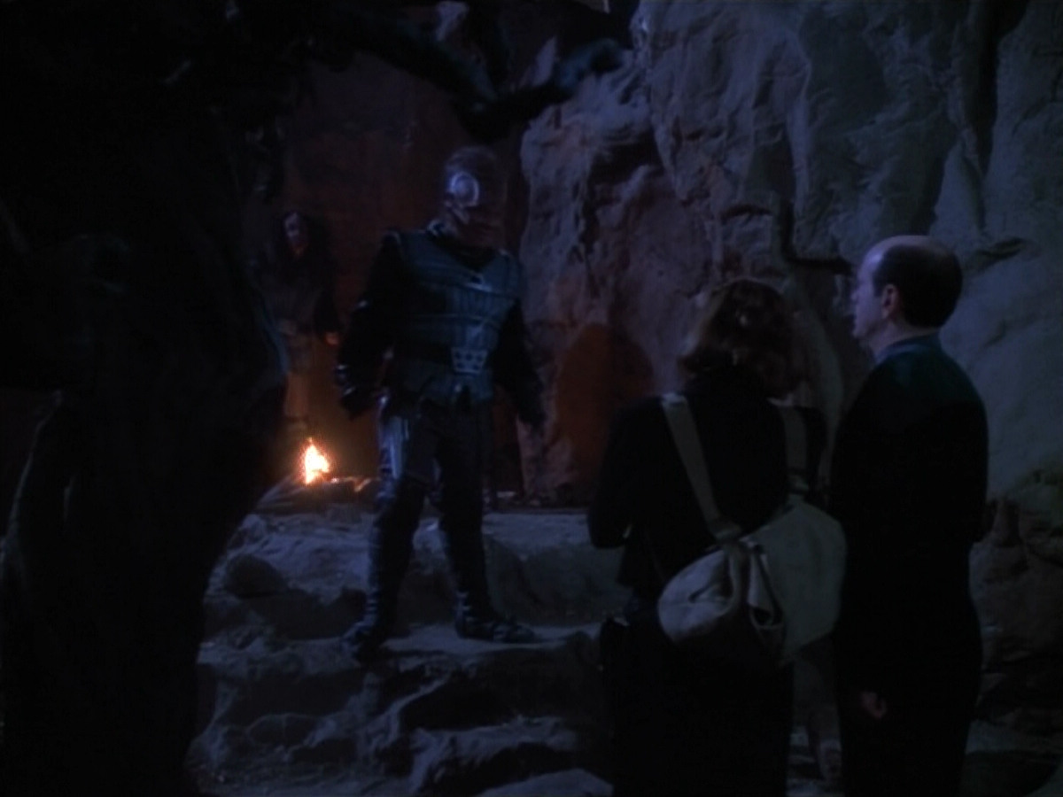 extant_StarTrekVOY_4x19-TheKillingGamePart2_01574.jpg