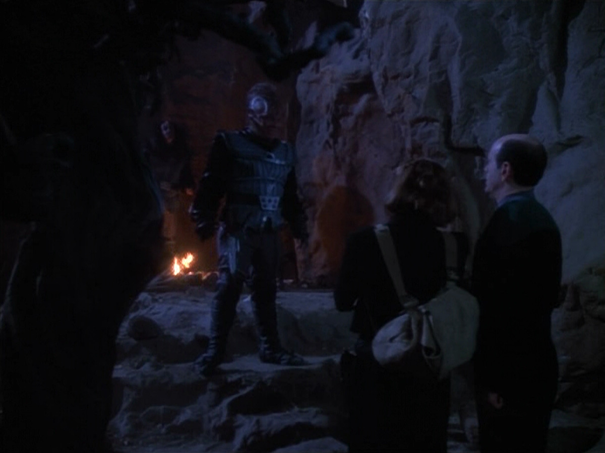 extant_StarTrekVOY_4x19-TheKillingGamePart2_01575.jpg