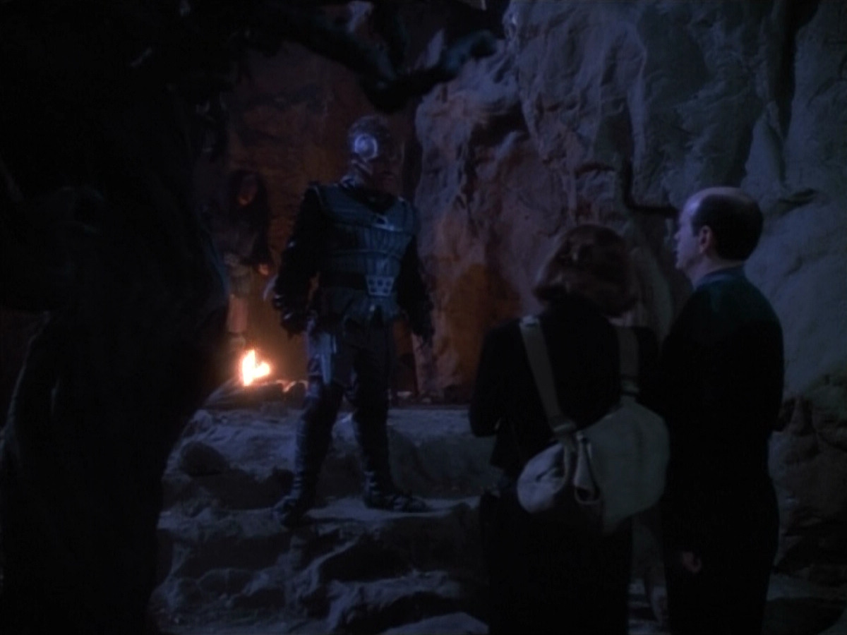 extant_StarTrekVOY_4x19-TheKillingGamePart2_01577.jpg