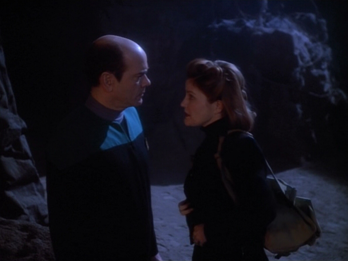 extant_StarTrekVOY_4x19-TheKillingGamePart2_01584.jpg