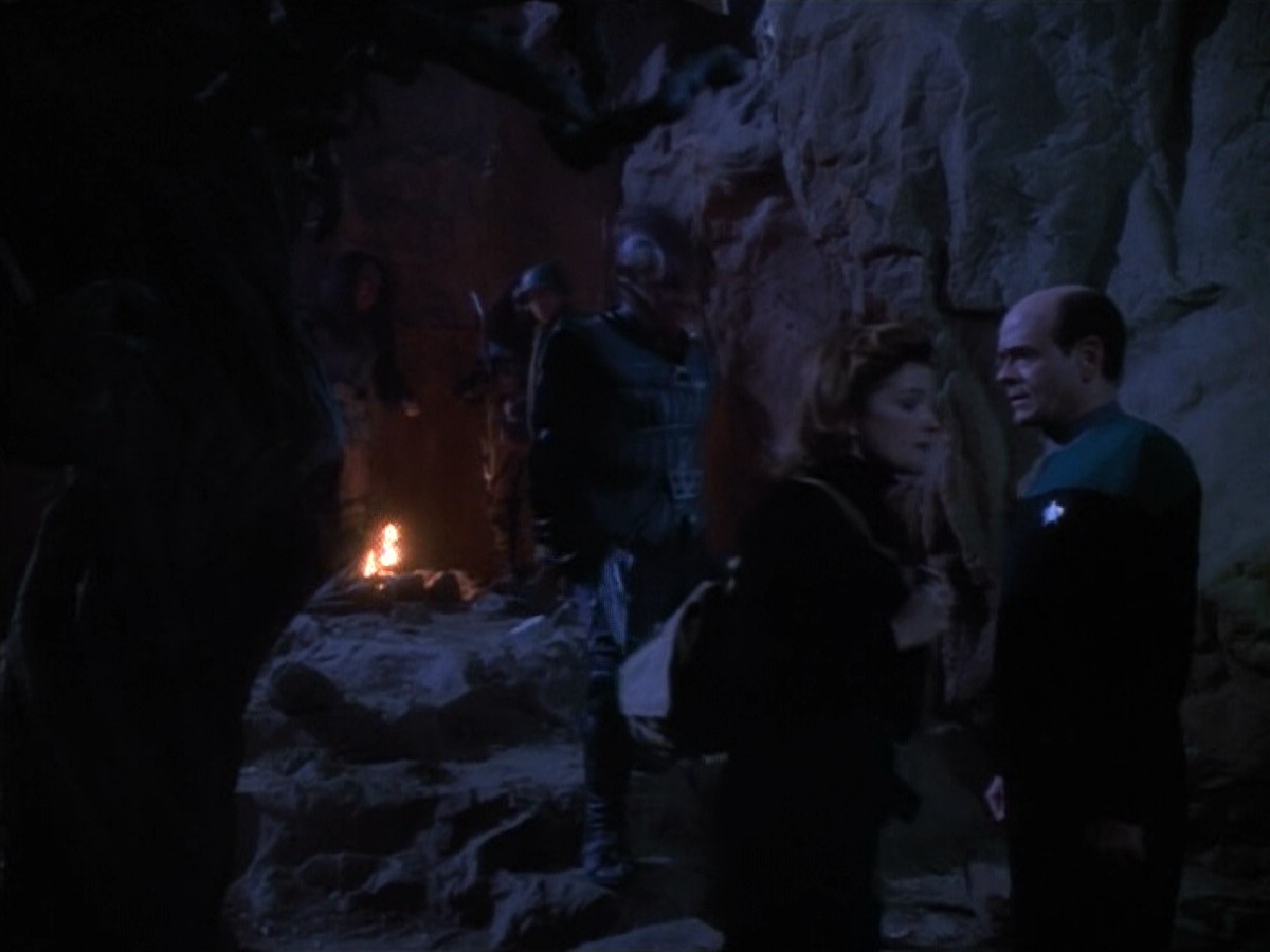 extant_StarTrekVOY_4x19-TheKillingGamePart2_01594.jpg