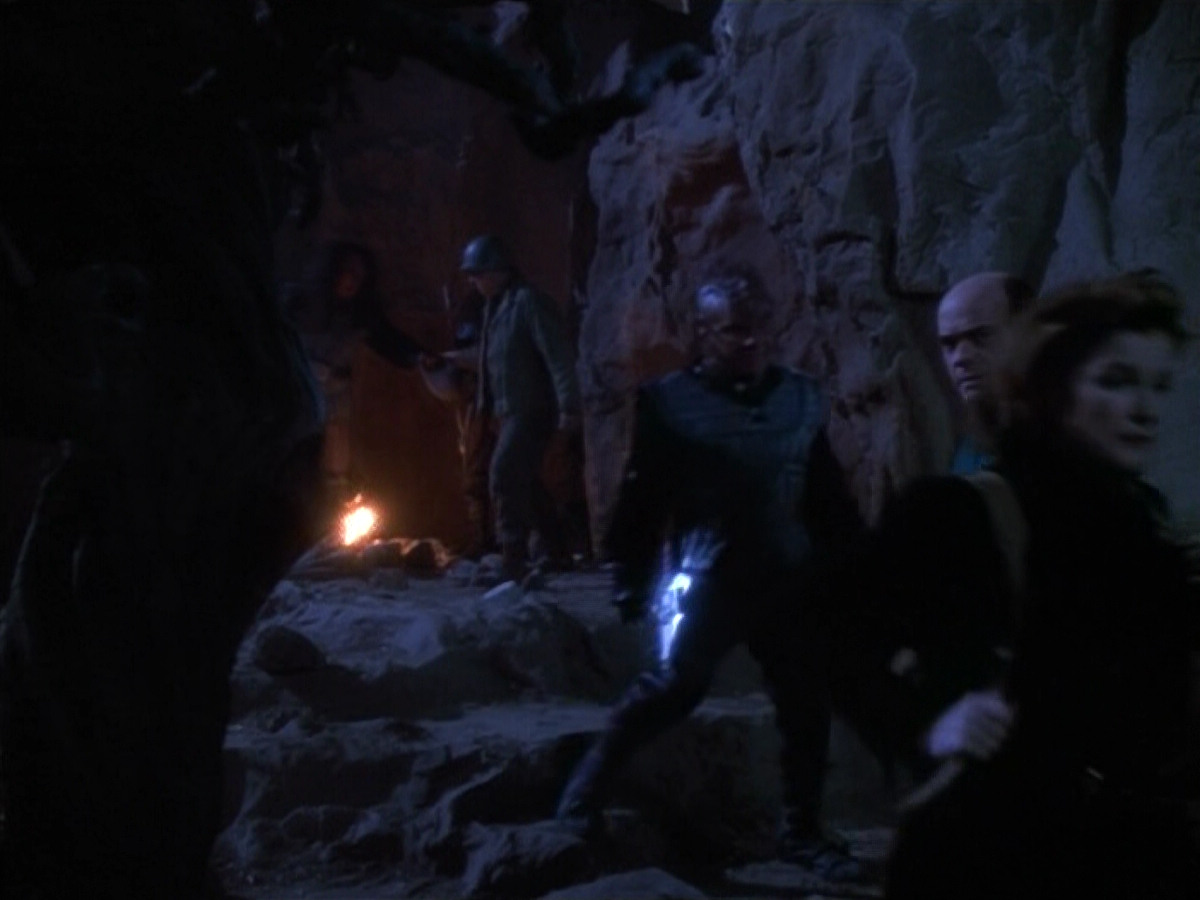 extant_StarTrekVOY_4x19-TheKillingGamePart2_01595.jpg