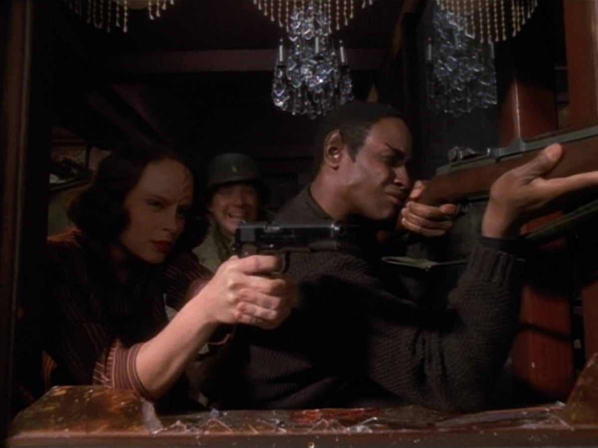 extant_StarTrekVOY_4x19-TheKillingGamePart2_01616.jpg