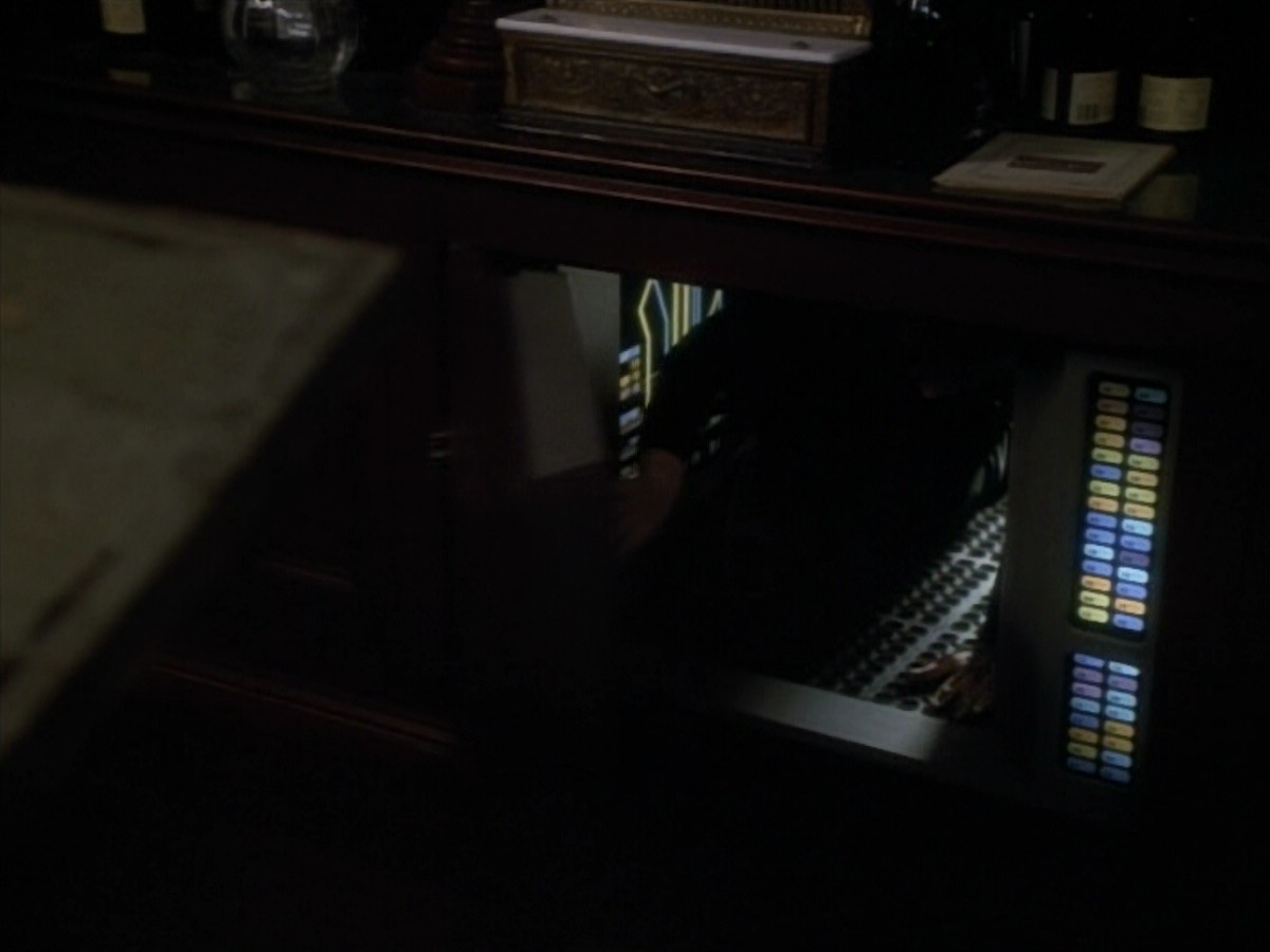 extant_StarTrekVOY_4x19-TheKillingGamePart2_01636.jpg