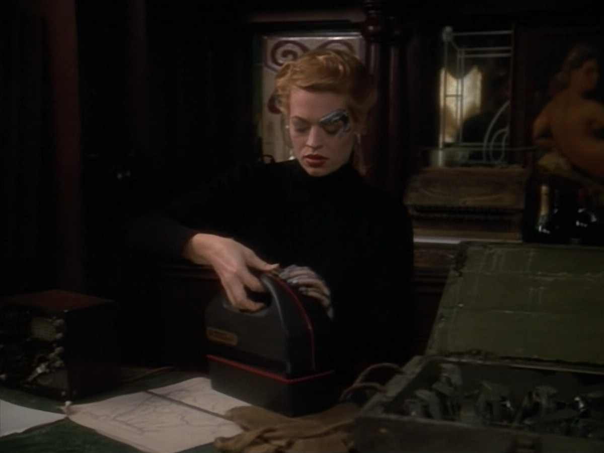 extant_StarTrekVOY_4x19-TheKillingGamePart2_01653.jpg