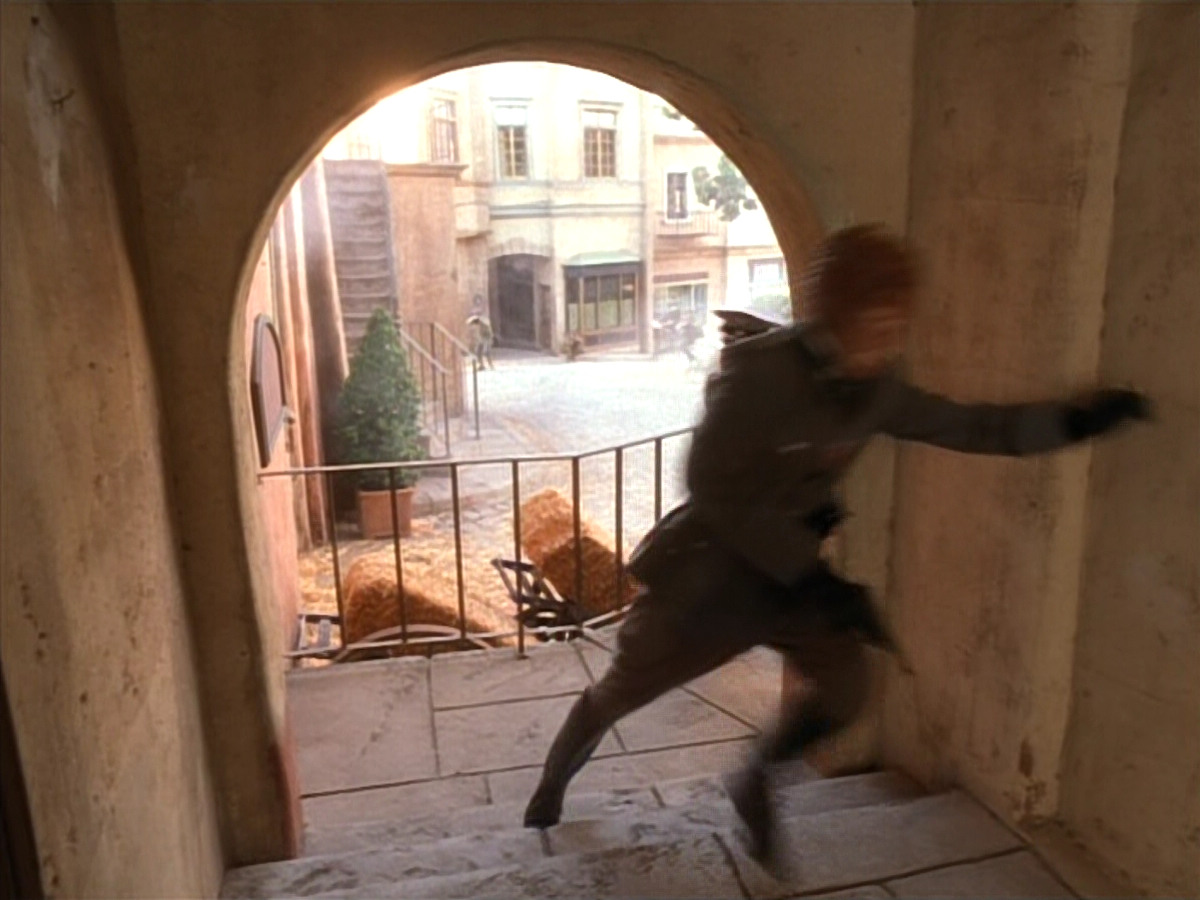 extant_StarTrekVOY_4x19-TheKillingGamePart2_01686.jpg