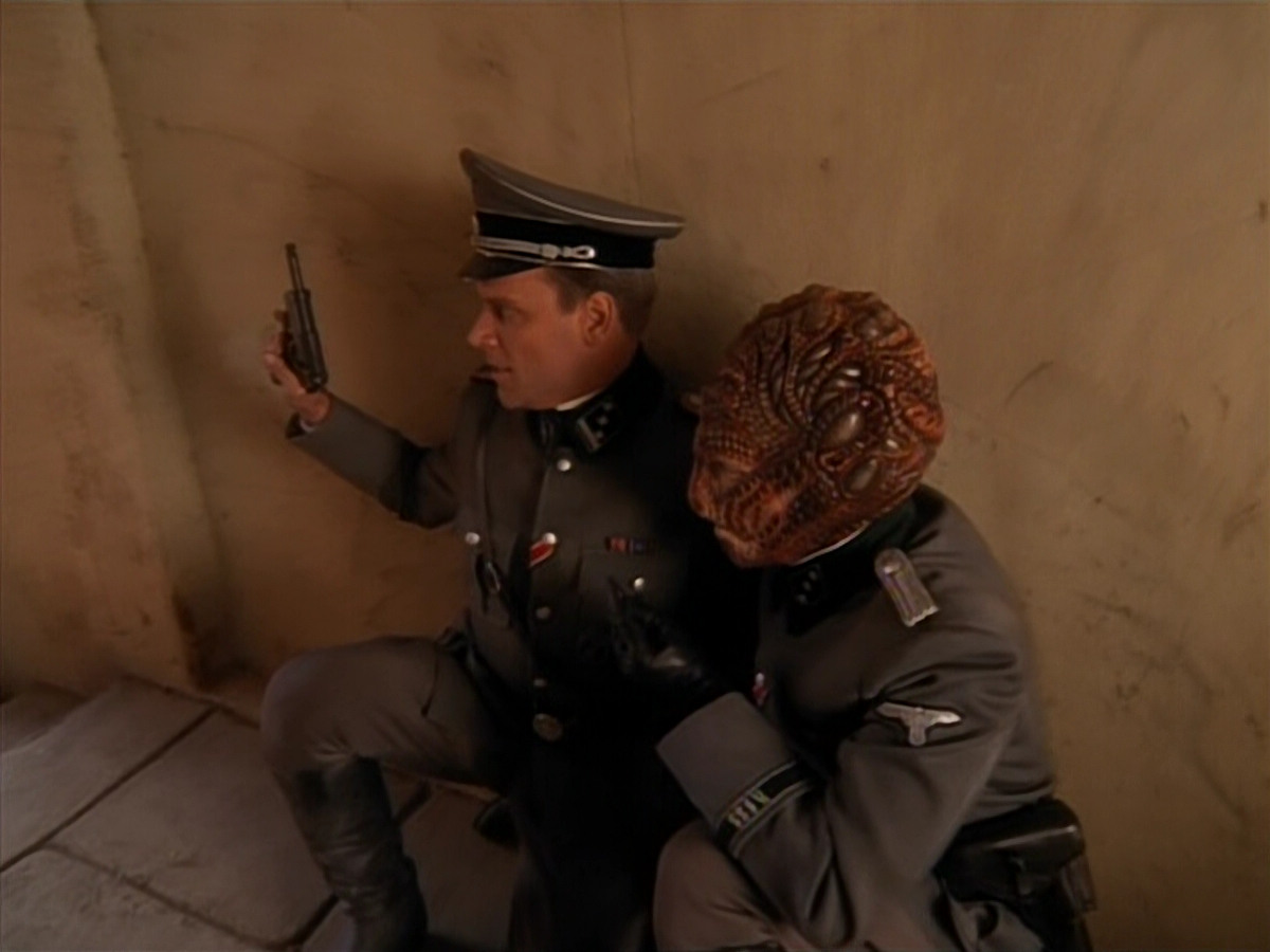 extant_StarTrekVOY_4x19-TheKillingGamePart2_01691.jpg