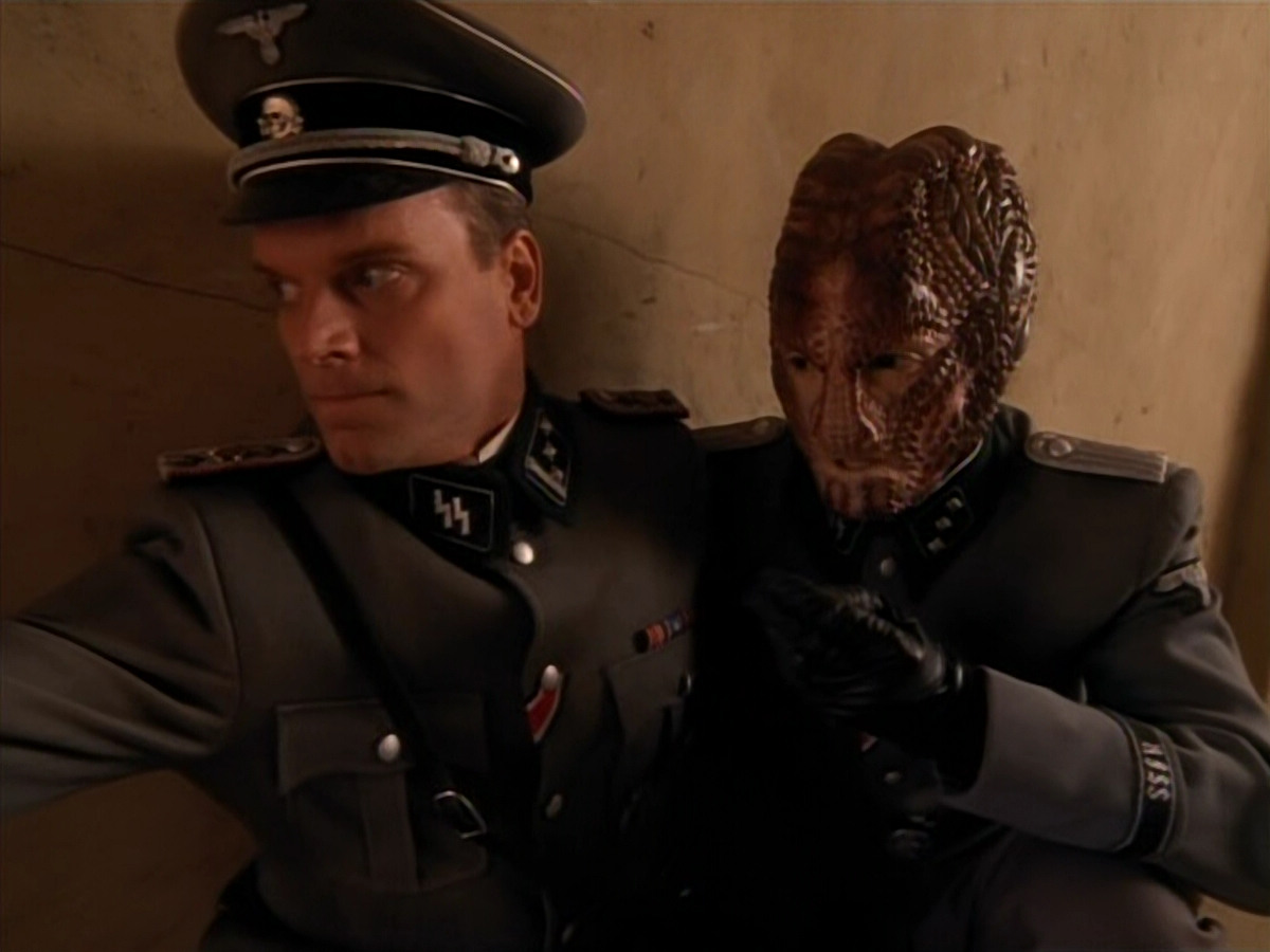 extant_StarTrekVOY_4x19-TheKillingGamePart2_01698.jpg