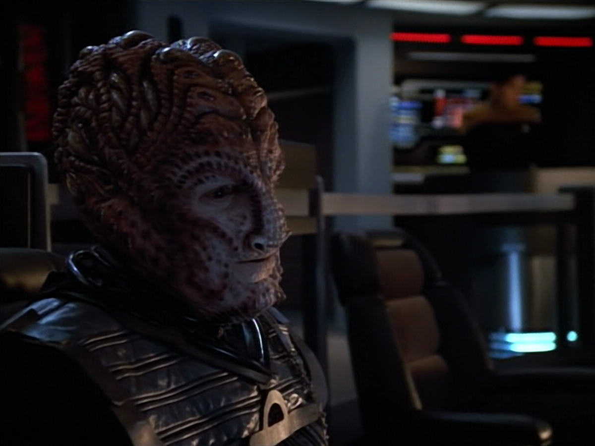 extant_StarTrekVOY_4x19-TheKillingGamePart2_01699.jpg
