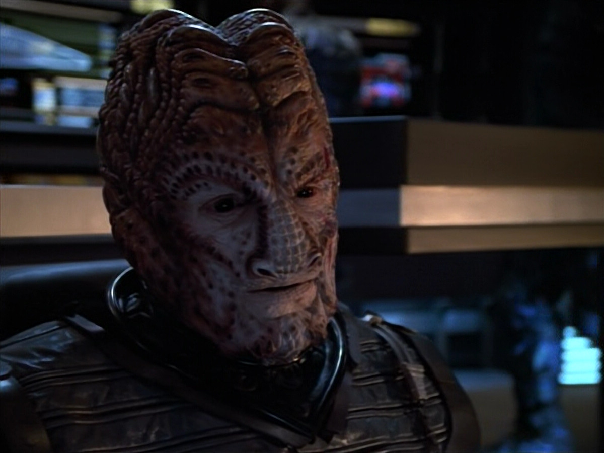extant_StarTrekVOY_4x19-TheKillingGamePart2_01703.jpg