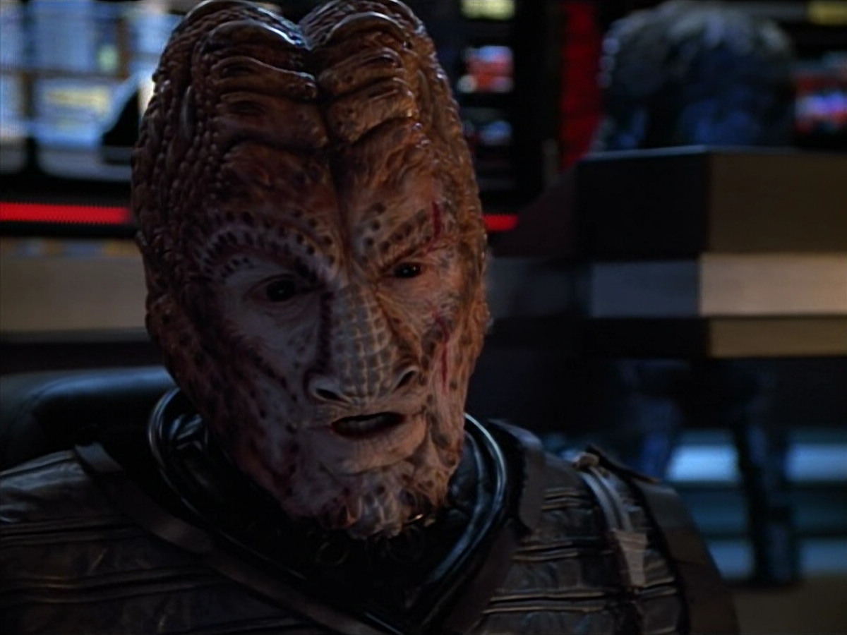 extant_StarTrekVOY_4x19-TheKillingGamePart2_01705.jpg