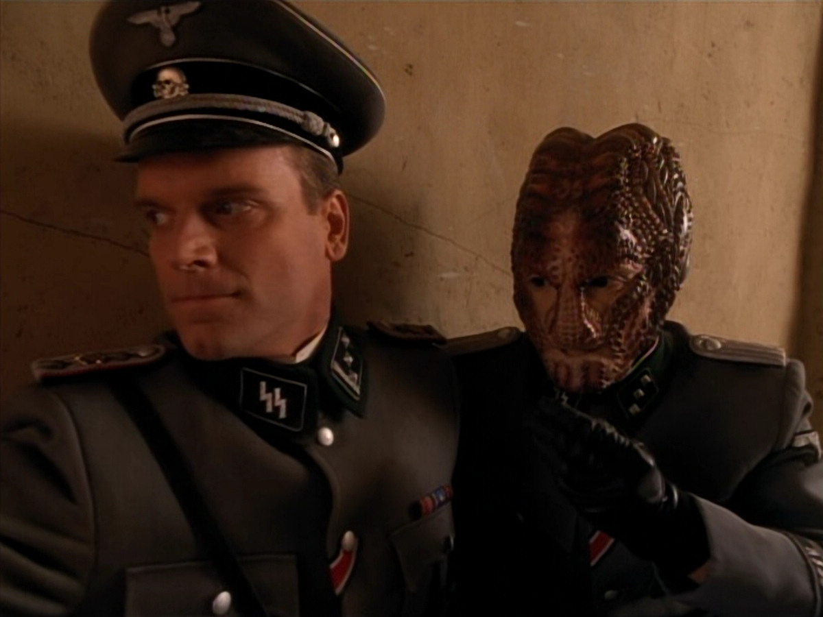 extant_StarTrekVOY_4x19-TheKillingGamePart2_01709.jpg