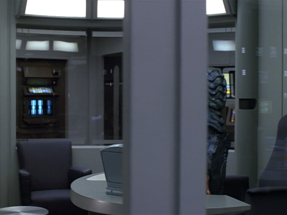 extant_StarTrekVOY_4x19-TheKillingGamePart2_01744.jpg