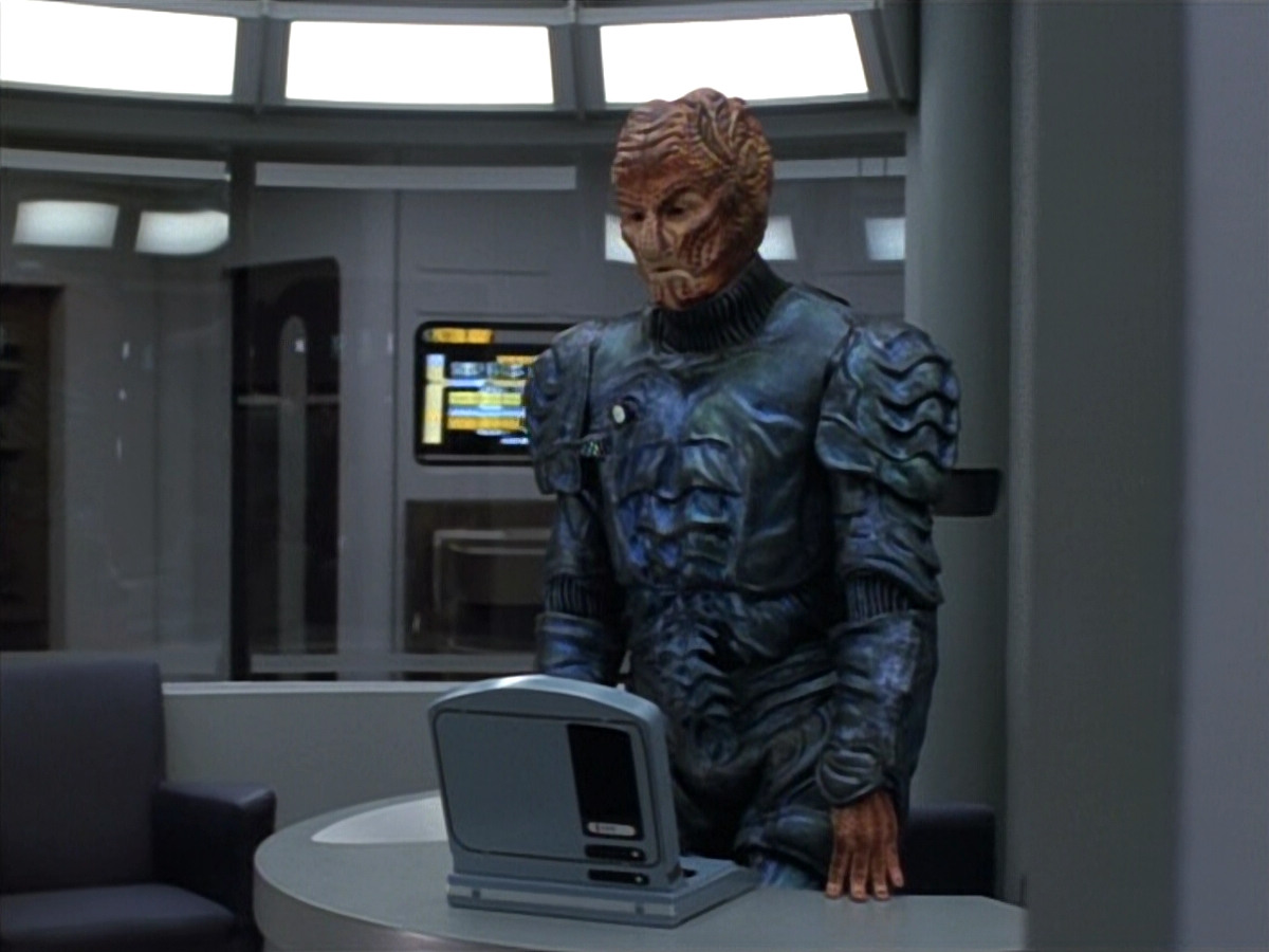 extant_StarTrekVOY_4x19-TheKillingGamePart2_01747.jpg