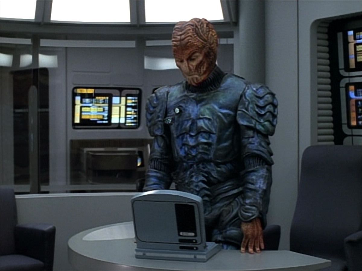 extant_StarTrekVOY_4x19-TheKillingGamePart2_01754.jpg
