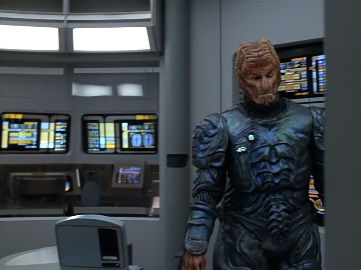 extant_StarTrekVOY_4x19-TheKillingGamePart2_01759.jpg
