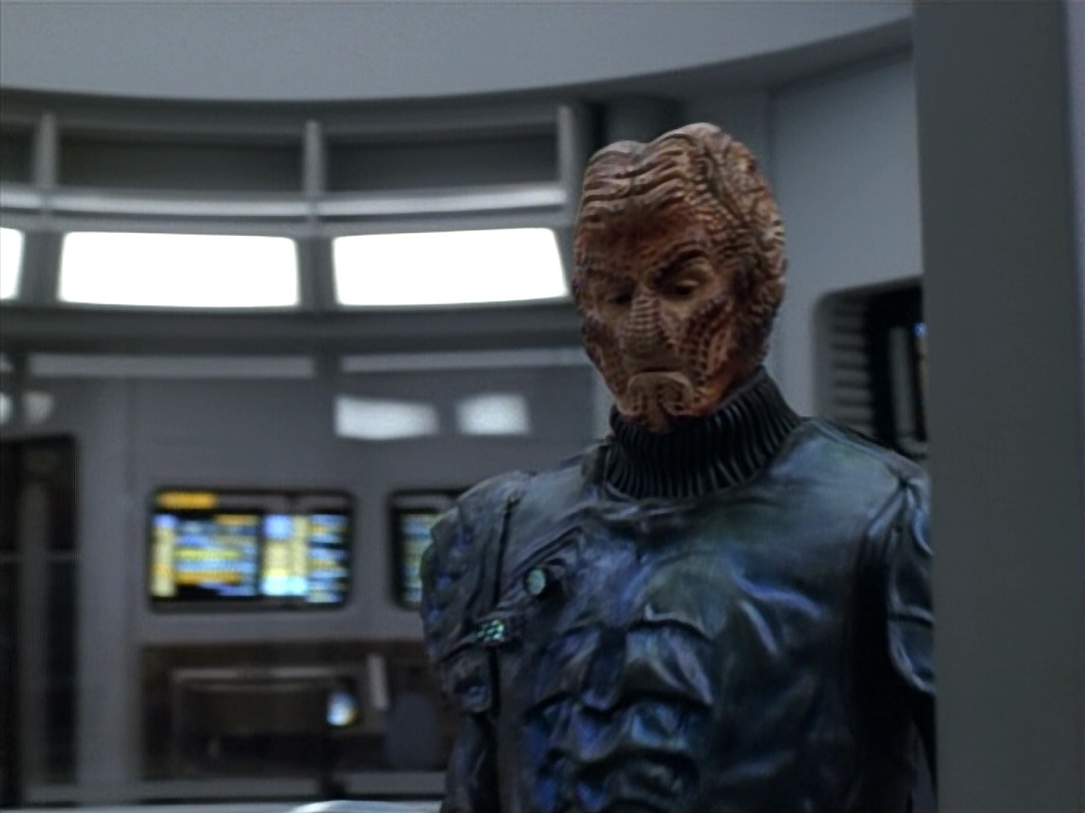 extant_StarTrekVOY_4x19-TheKillingGamePart2_01761.jpg
