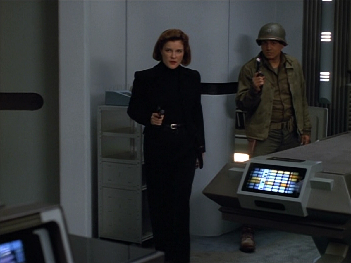 extant_StarTrekVOY_4x19-TheKillingGamePart2_01766.jpg
